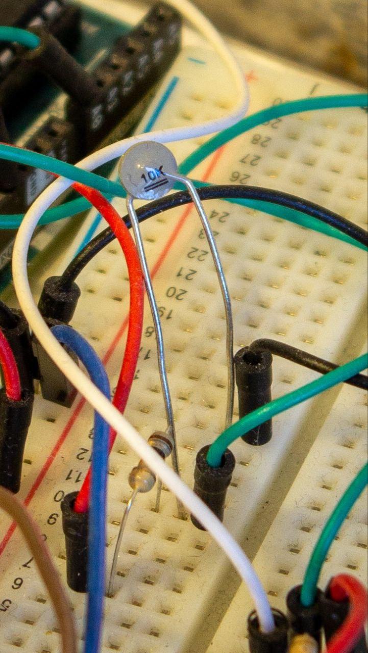 Термистор на макетной плате, подключённый к Arduino Uno